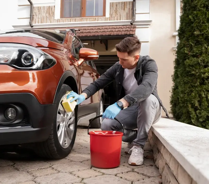 Lavage auto à domicile Lamontgie : professionnel intervenant sur un véhicule